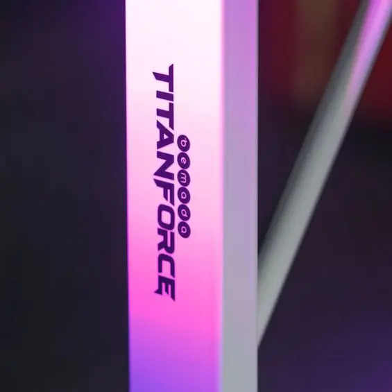 BMD BMD1128WH – Gaming stol 120 × 60 × 75 cm, površina karbonskog izgleda, RGB LED osvjetljenje, držači za piće i slušalice, bijeli