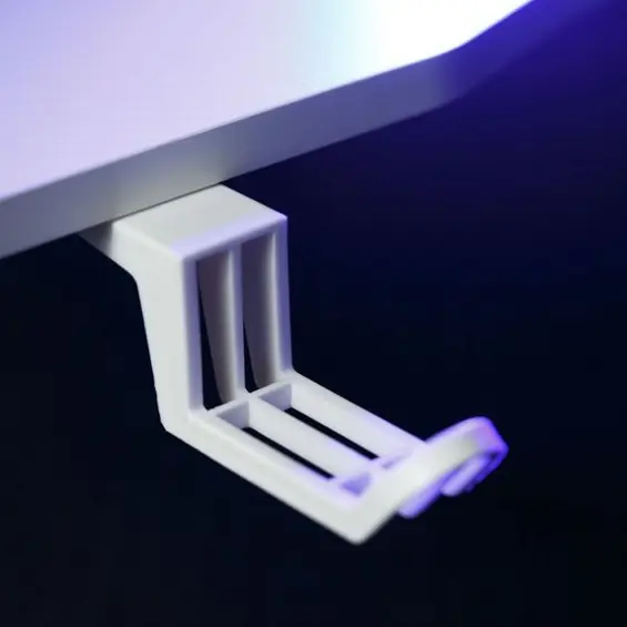 BMD BMD1128WH – Gaming stol 120 × 60 × 75 cm, površina karbonskog izgleda, RGB LED osvjetljenje, držači za piće i slušalice, bijeli