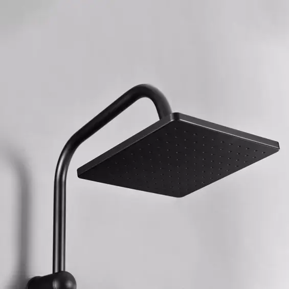 Tuš set sa slavinom Leziter Altar Black – crni tuš sustav modernog dizajna